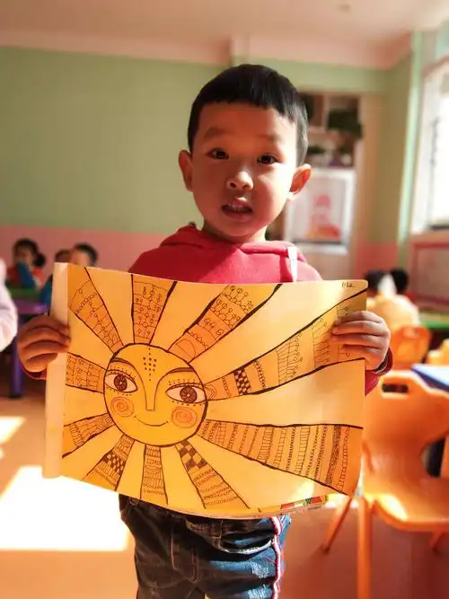 大二班创意美术——《暖暖的太阳》