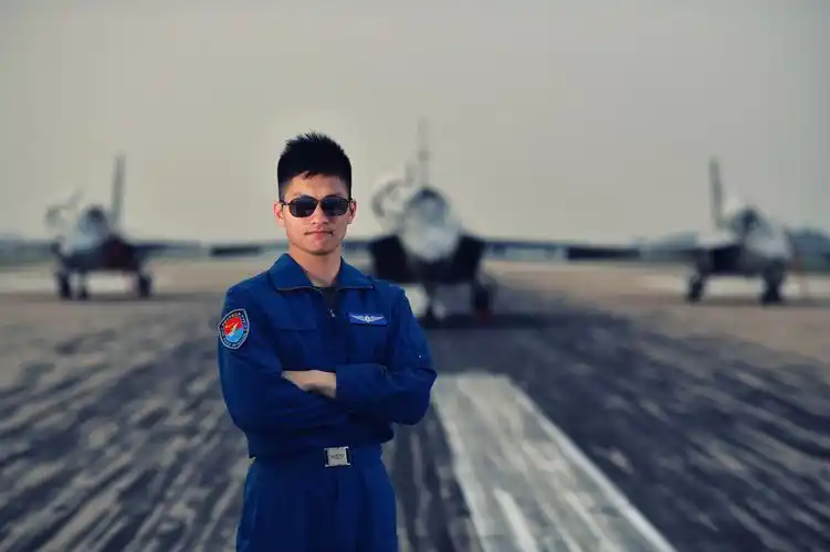 空军跨代飞行学员顺利毕业 - 中国军网