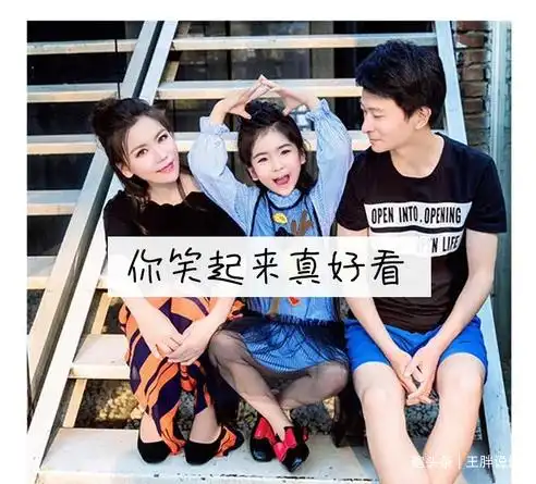 作为00后的李昕融很快就发行了几十首单曲 ,其中的三首歌《你笑起来真