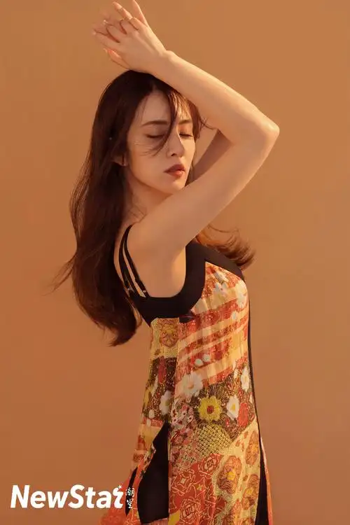 王晓晨深邃眼眸直击人心完美身材曲线凹凸有致