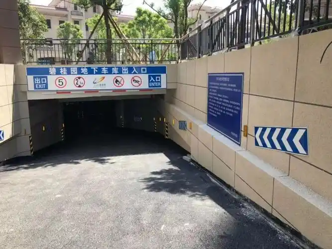 二,地下建造成本贵地下车位平均面积是包含了车位那些框框,行车道,出