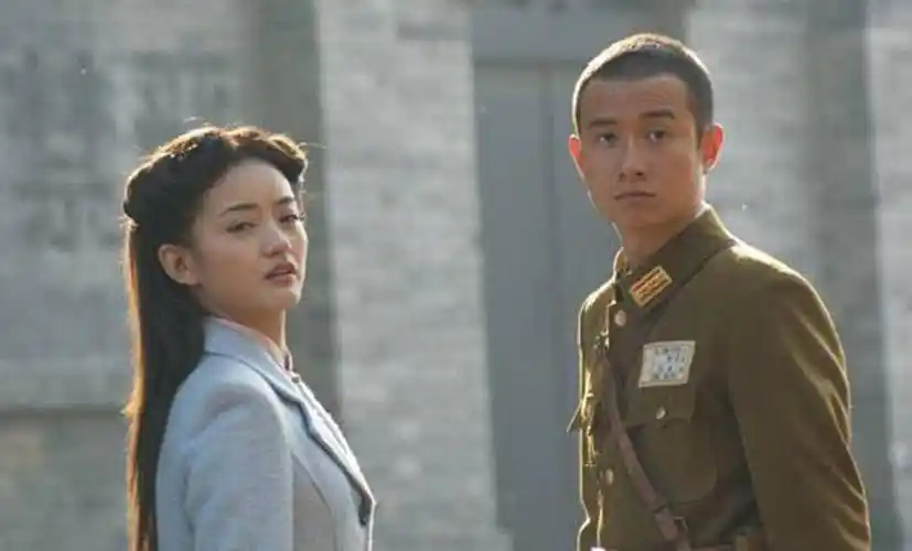 单膝跪地给小女儿穿衣服,尽显慈父范_马伊琍_周卫国_电视剧