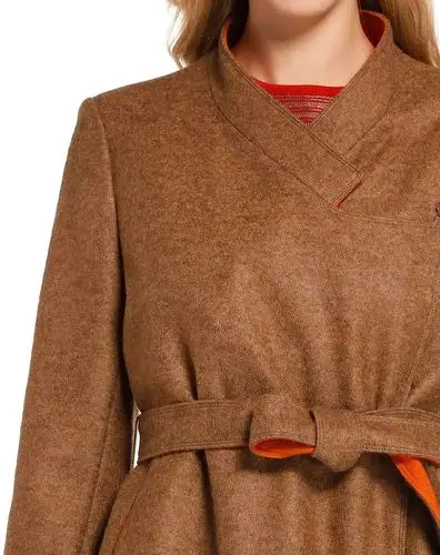 女性黄棕色垂荡领撞色半大衣