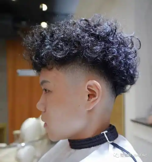 男士发型的烫发种类,首先按卷度分:可分为大卷(纹理烫,造型烫),中卷