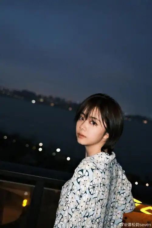 谭松韵碎花衬衣随拍对镜笑甜度超标