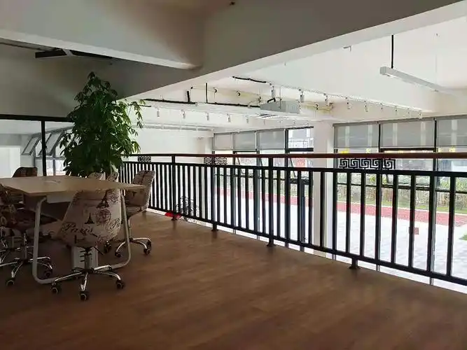 深圳市滨海高级中学铁艺围栏护栏楼梯护手场景鉴赏