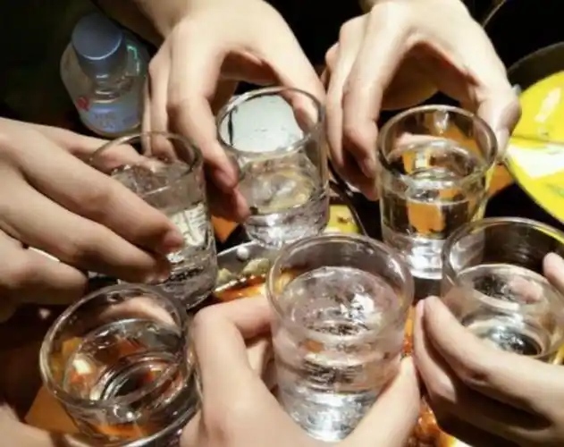 白酒可以加速胃的血液循环,吃饭时,少喝低度白酒,可以增进食欲,促进