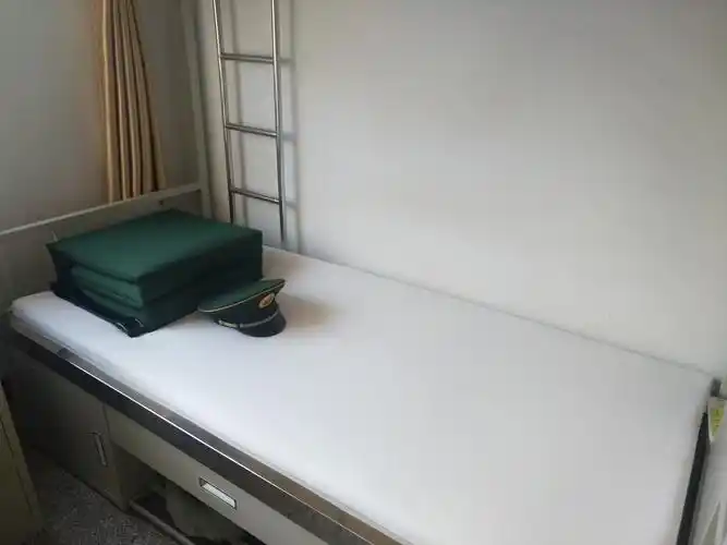 步入军营,映入眼帘的是这样的床铺.