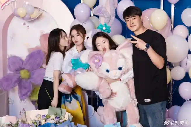 刘亦菲晒庆生合照##刘亦菲生日自拍照