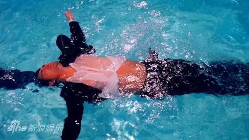 邵兵拍摄水下写真 健康肌肉线条展男人性感(图)