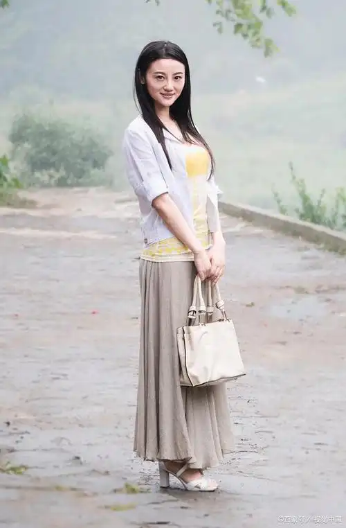 徐婷,一个曾经被网友称为"内地小赵雅芝"的美丽女演员,却在2016年因为