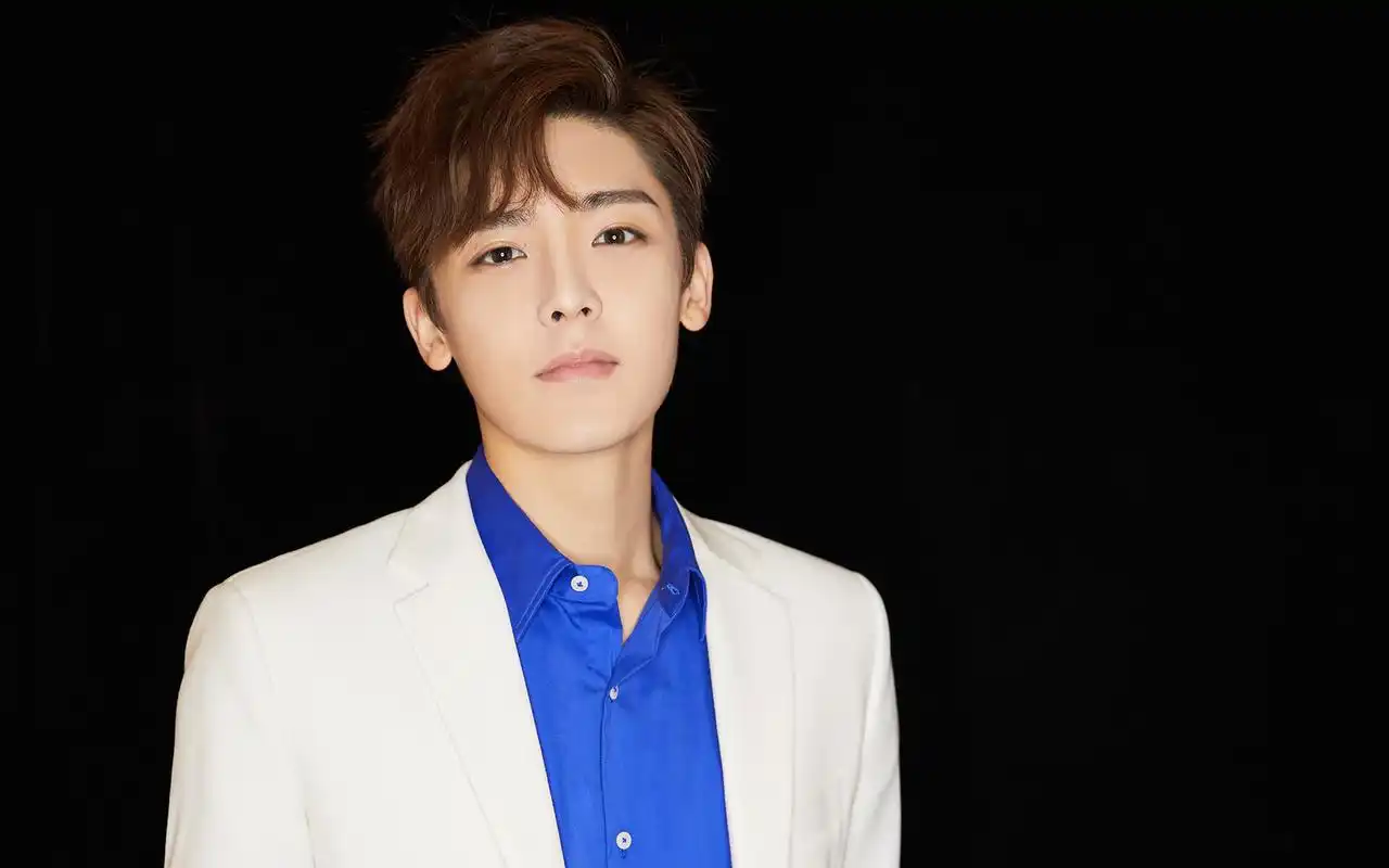 侯明昊帅气写真电脑桌面壁纸图片