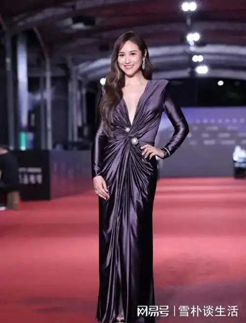 吴宗宪33岁女儿吴姗儒出席活动, 中空上阵红毯, 身材饱满举止大气