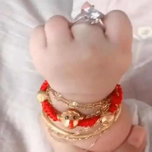 妈妈带宝宝拍满月照,看到宝宝胳膊后,摄影师无法淡定