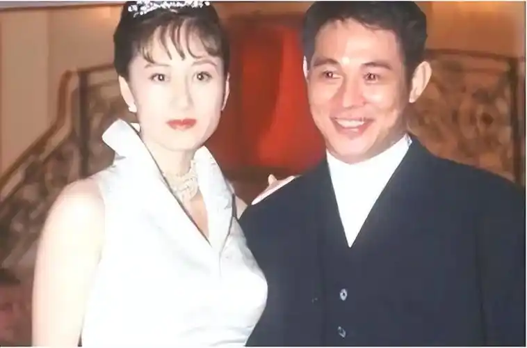 李连杰前妻黄秋燕合照隔着2米远离婚31年终究是放下了