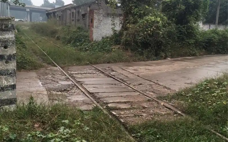 这么破的铁路道口也能过火车平顶山轨枕厂专用线
