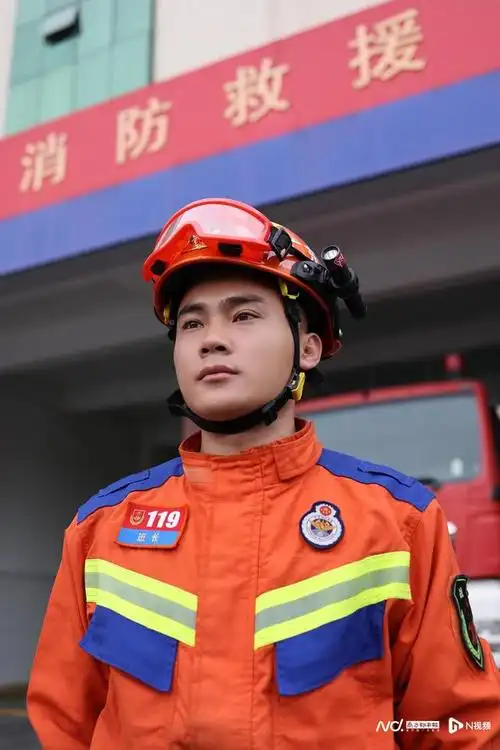 仍有许多人坚守在工作岗位上,如环卫工人,民警,医护人员,消防,客车