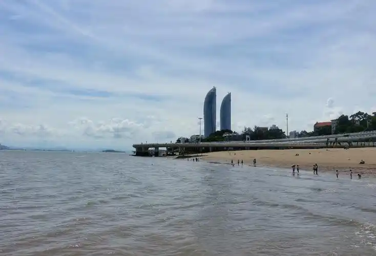 白城沙滩紧邻厦门大学,出了东部的白城校门后,再走过一座天桥,即可