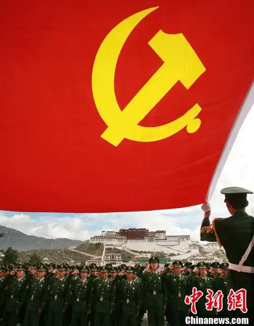 【庆祝建党90周年图刊】凝聚在党旗下