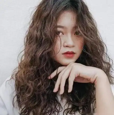 2021年流行烫发发型 充满棱角层次感