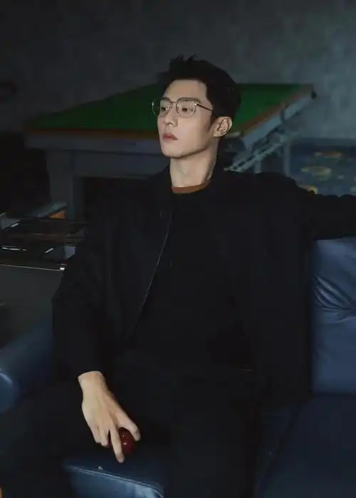 吴磊的哥哥火了186cm肌肉男神好一个斯文败类