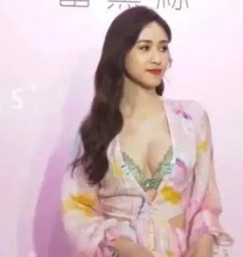 吴宗宪的大女儿吴珊儒,受邀代言了某时尚品牌内衣,活动现场,她穿着