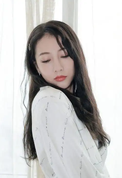 简介:弦子清新俏皮写真图片,分享一组弦子图片给大家,图中的明星图片