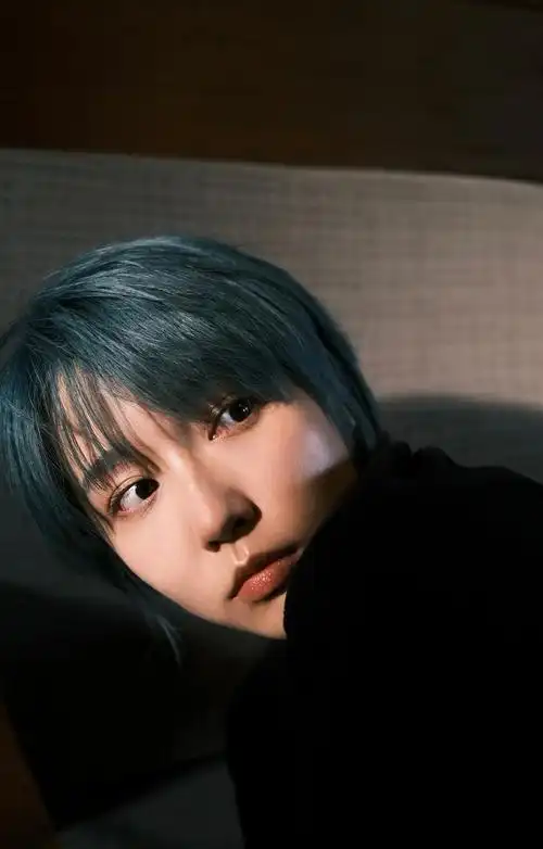 简介:成果绿色短发光影性感写真图片,分享一组成果图片给大家,图中的