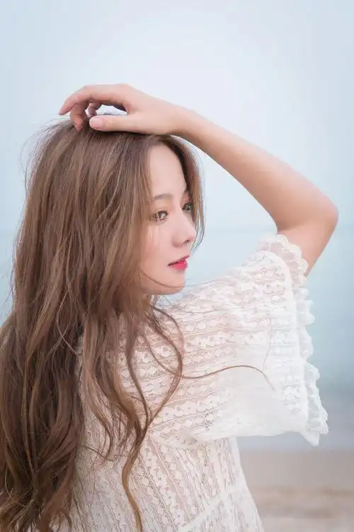 海边的侧颜女神