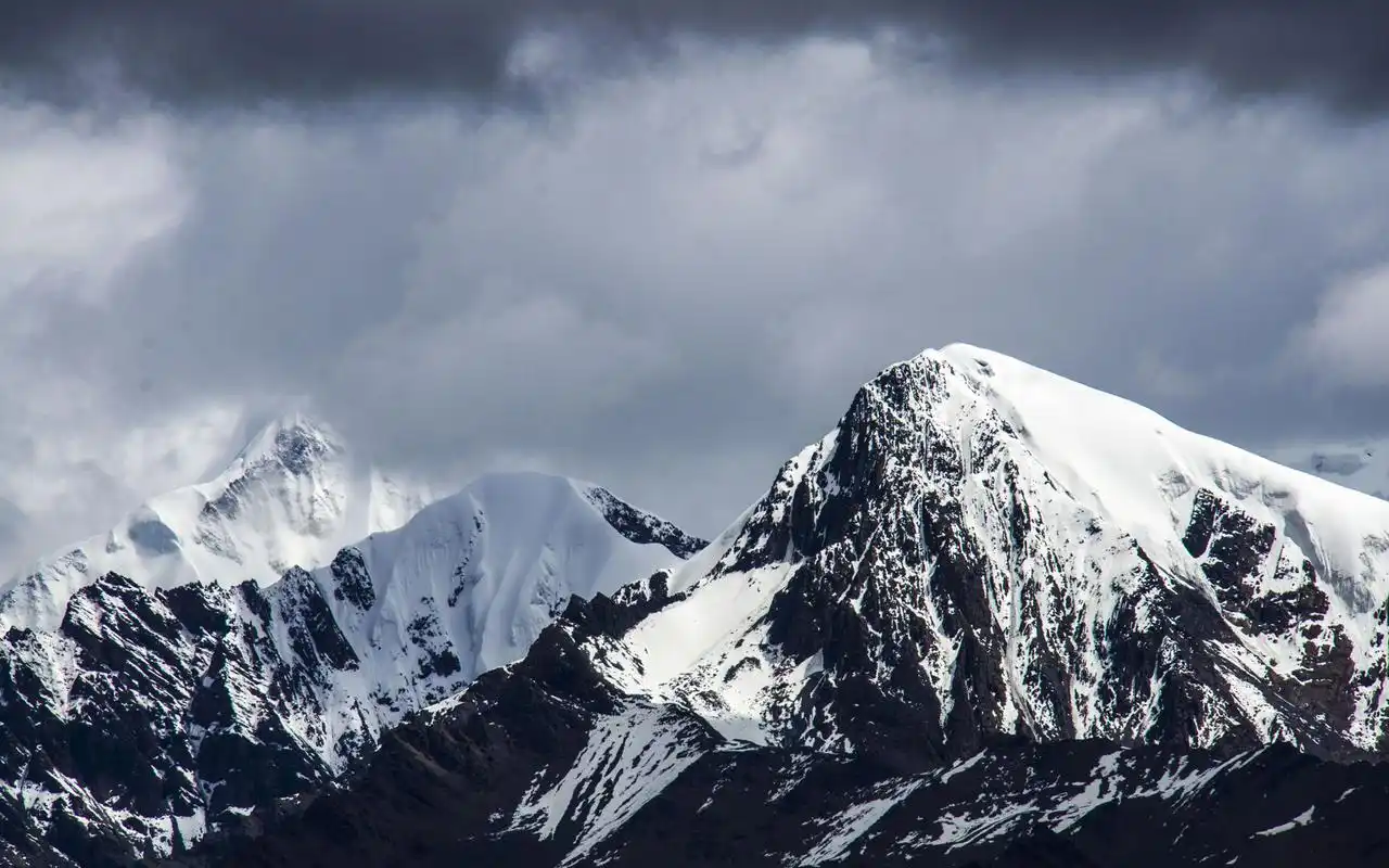 巍峨壮观的雪山风景图片桌面壁纸