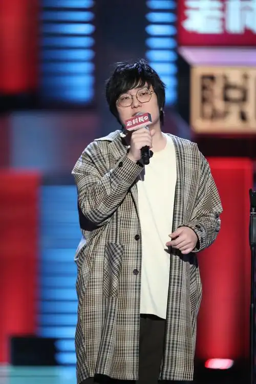 《脱口秀大会2》热播 王建国高居脱口秀演员排行榜第一位__凤凰网