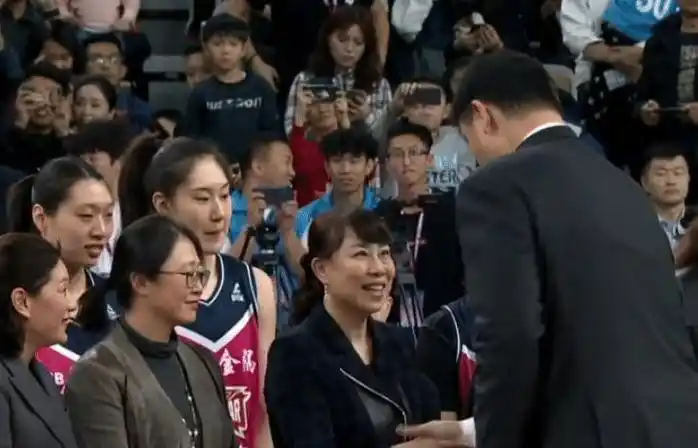 他强调王芳的新职务专注于中国女篮的相关工作,而她个人将更专注于