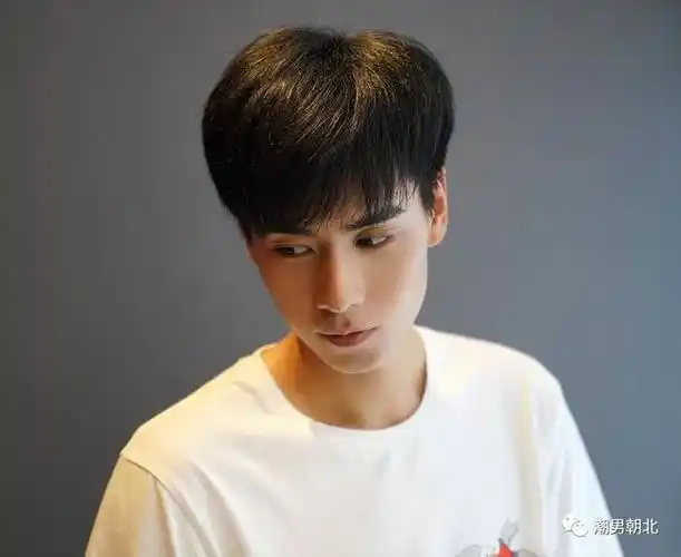 这才是20岁左右男生该剪的发型帅气不油腻