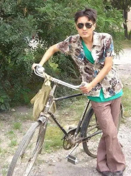 你还记得八十年代穿着喇叭裤,扛着收音机烫着卷发头吗?