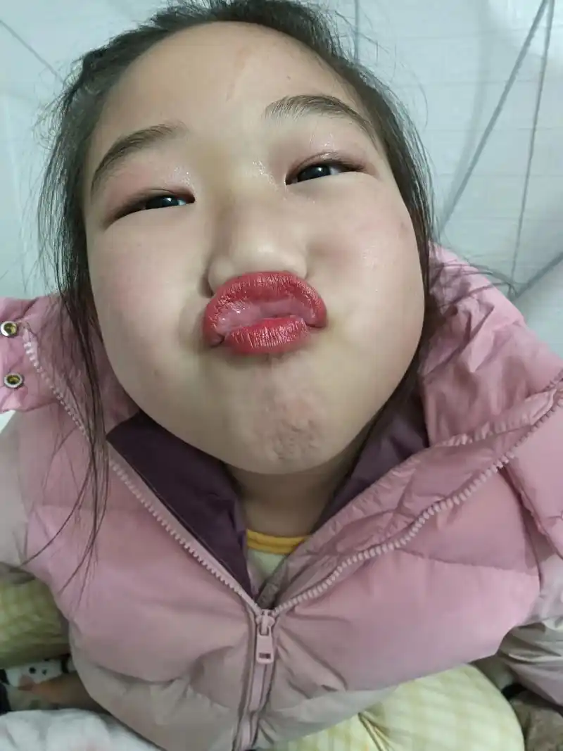 爱臭美的小女孩,小嘴巴嘟嘟 🧚🏻‍♂️🧚🏻‍♂️