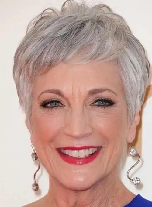 女性走过50岁,尝试改变发型:四种款式让花白头发更时尚