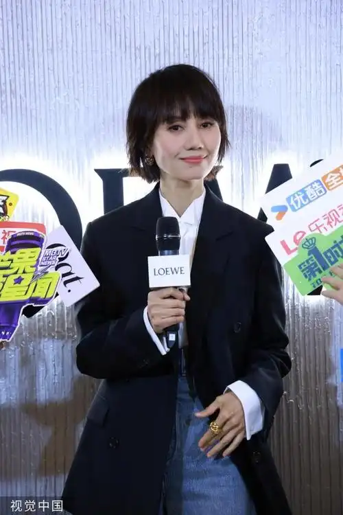 袁泉短发造型出席活动黑色西装优雅干练