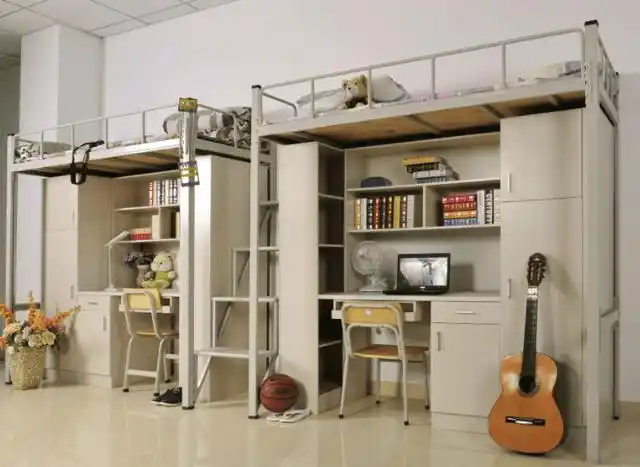 女大学生宿舍迎来突击检查违禁品掉落一地宿管表情严肃