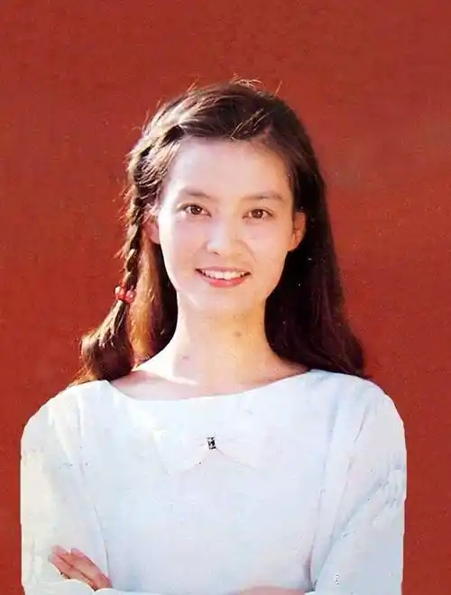 年轻时的潘虹真的是百变的女人,她还有看起来特别贤惠的一面,编个