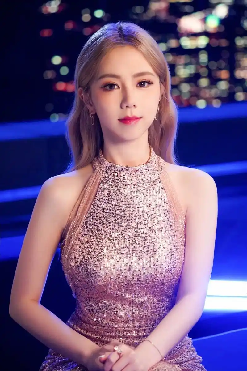 好消息接二连三,邓紫棋将要献唱大荧幕电影《传说》主题曲,这一 - 抖