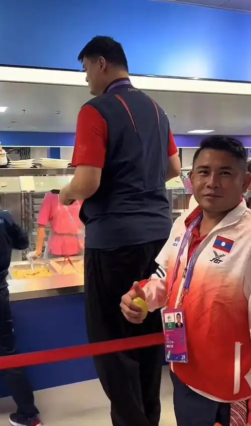 300斤姚明现身杭州亚运会20元包吃饱很划算身高226cm饭量大