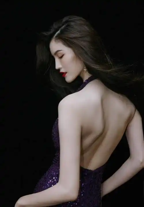 何穗-维密大秀-东方超模-深v礼服-健身服-长腿裸背玉足图片分享_身材