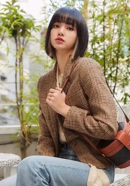 显白神器,lisa的黑茶色短发真好看,是路人都会惊艳的程度|lisa|紧身