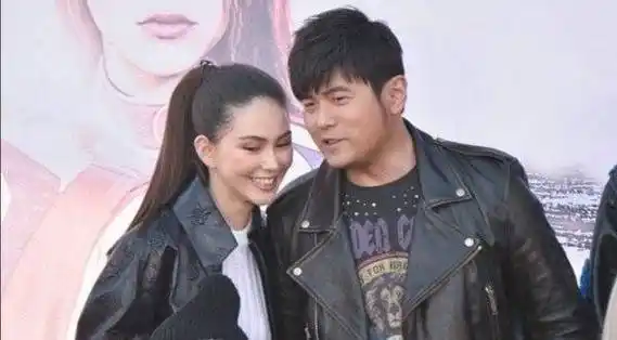 其实真正让昆凌顶着手术伤口还要去工作的原因,不仅仅是来自天王老公