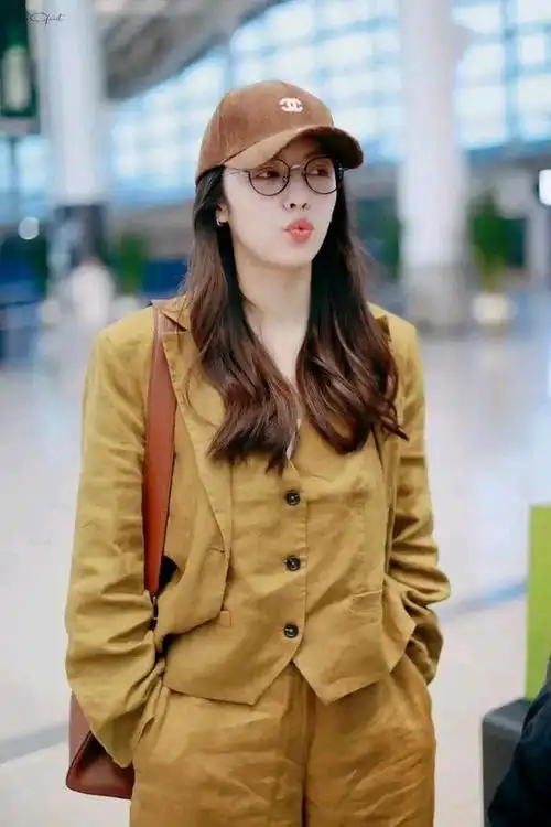 蔡文静才是内娱时尚达人!一身棕色西装套装休闲又随性,洋气潇洒