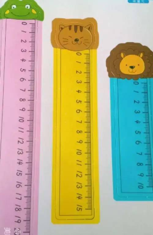 小尺子,细又长, 测量东西本领强. 比一比,量一量, 分清宽窄和短长.