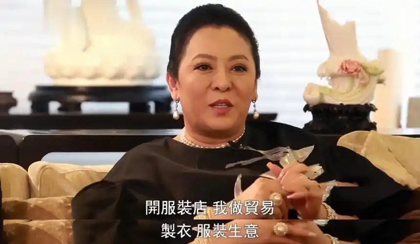 所以陈岚经常用自己的钱补贴向华强,她没有抱怨过一句,因为她知道自己