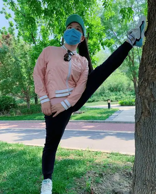 王二妮都36岁了,穿衣却朴实如初,卫衣配双麻花辫一点都不违和_休闲装