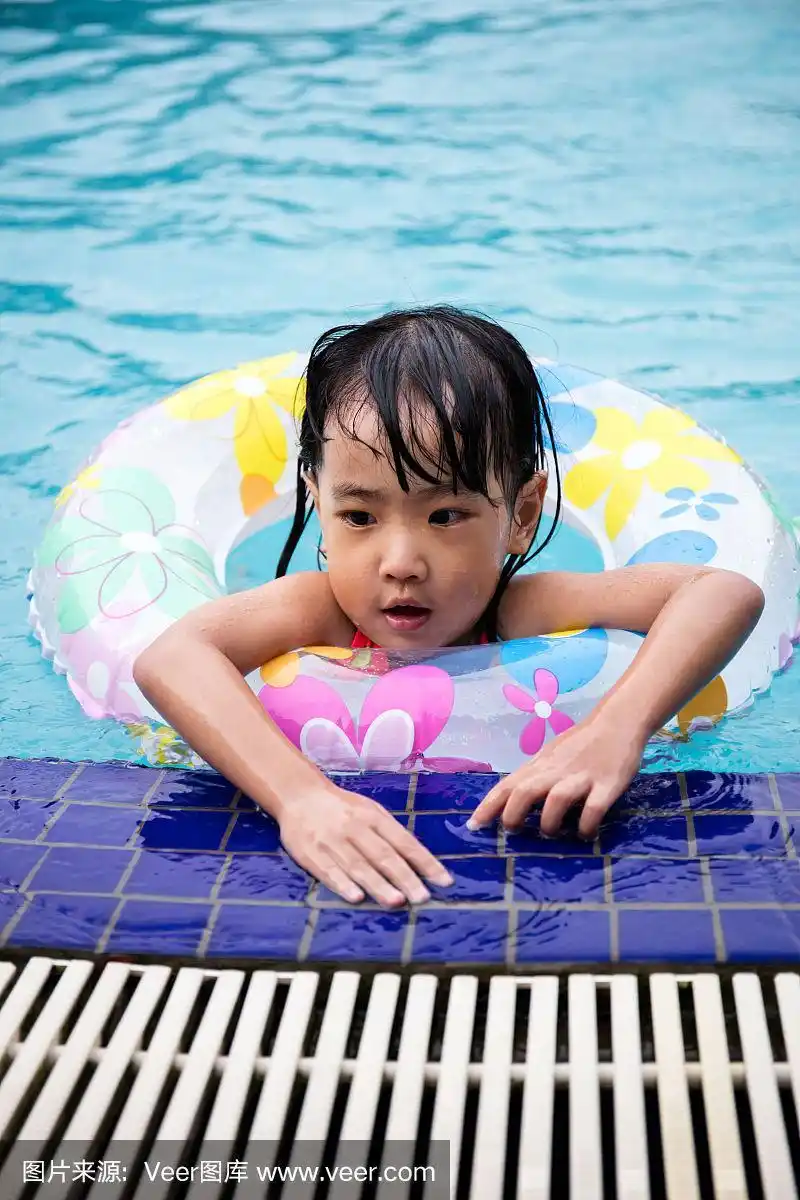亚洲华人小女孩在游泳池游泳