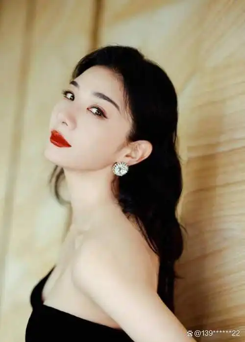 45岁的黄奕身材傲人,肤如凝脂性感妩媚!